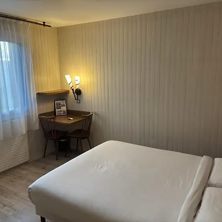 Hotel De Costaroche 2*